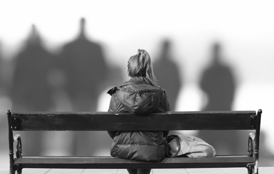 Causas y factores de riesgo de la depresión Causas y factores de riesgo de la depresión: mujer deprimida sentada en un banco.